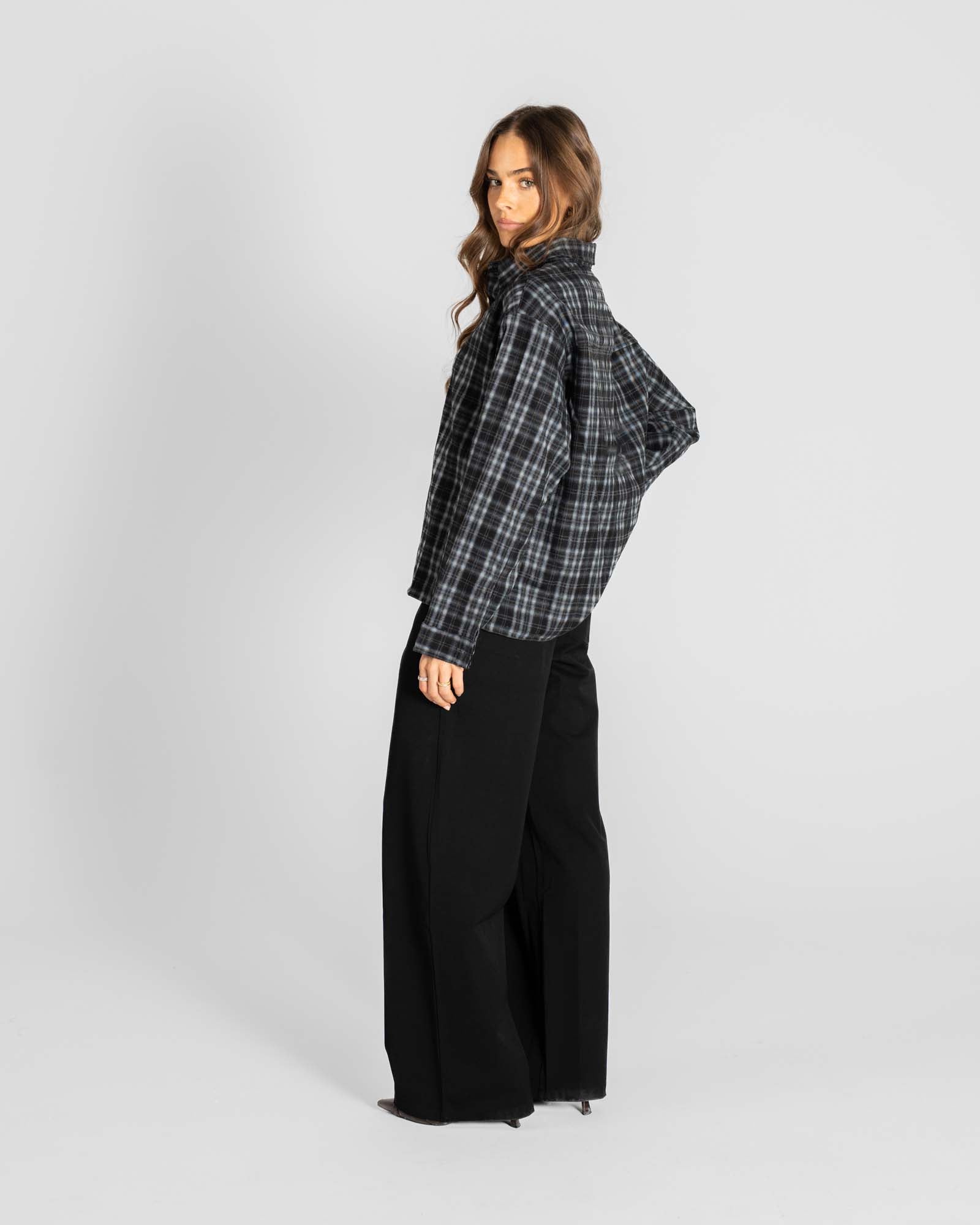 Kariertes Flanellhemd graue Dame